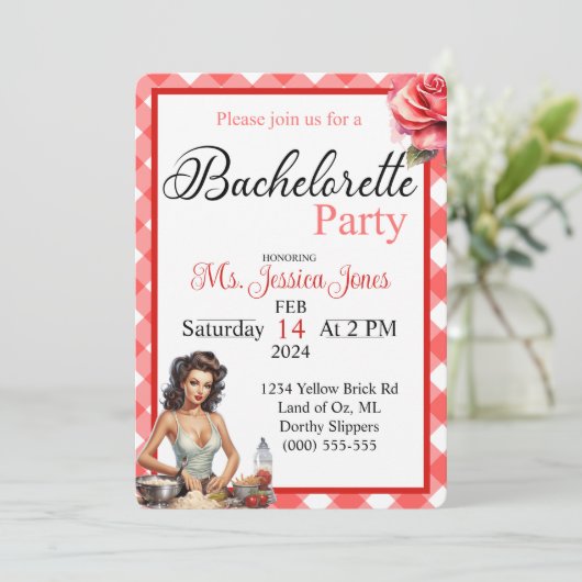 Retro Roze Pinup Bachelorette Feestuitnodiging Kaart (Staand voorkant)
