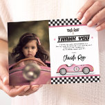 Retro Roze Race Auto Meisje Verjaardagsfeestfoto Bedankkaart<br><div class="desc">Ontworpen met een retro stoffige roze racewagen,  racevlaggen en moderne typografie,  vangt deze bedankkaart de spannende geest van een racecircuit.</div>