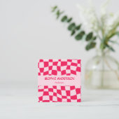 Retro roze & rood dambord QR-code Vierkante Visitekaartje (Staand voorkant)