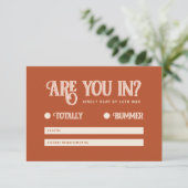 Retro Roze Rood Vette Typografie Kleurrijke Bruilo RSVP Kaartje (Staand voorkant)