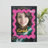 Retro roze squiggle golvend afstuderen uitnodiging (Staand voorkant)