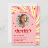 Retro roze sunburst rode sterren boog verjaardagsf kaart (Voorkant)