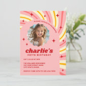 Retro roze sunburst rode sterren boog verjaardagsf kaart (Staand voorkant)