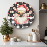 Retro Santa Claus Black And White Plaid Christmas Grote Klok<br><div class="desc">Vier het feestseizoen met onze Retro Sinterklaas Zwart en Wit Plaid Christmas Grote Klok! Deze charmante klok heeft een nostalgisch Sinterklaasontwerp tegen een stijlvolle zwart-witte geruite achtergrond, die charme combineert met een moderne flair. Perfect voor het toevoegen van een feestelijke touch aan uw woonkamer, keuken of entree, deze klok is...</div>