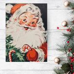 Retro Santa met snoeprietjes aangepaste kerstmis Feestdagen Kaart<br><div class="desc">Deze klassieke kerstkaart uit de midden van de eeuw is voorzien van een jolly Santa Claus met een snoepriet met een glimp van een kerstboom met snoeprietjes in de hoek. Het gevoel in de kaarten zegt: "Moge de goede tijden en de schatten van de cadeau de gouden herinneringen van morgen...</div>