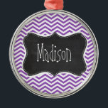 Retro schoolbord; diep Lila Chevron Metalen Ornament<br><div class="desc">Je zult genieten van dit schattige,  elegante,   krijtbord ontwerp met Deep Lila Chevron patroonontwerp! We nodigen u uit in onze winkel,  Vrijgezellenfeest Shop,  om dit coole retro-schoolbordontwerp te uitzichten op veel meer geweldige aanpasbare producten,  waaronder girly Bride-knoppen,  moderne trouwstempels en trendy krijt Bridal Shower-uitnodigingen! Met vriendelijke groet!</div>