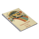 Retro schoolbus regenboog terug naar school 1e lee notitieboek (Rechterzijde)