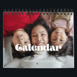 retro script 2024 familie foto kalender<br><div class="desc">Een moderne fotokalender met een  retro-script,  aan te passen met uw familie-afbeeldingen,  een perfecte manier om het jaar 2024 te beginnen. Volledig aanpasbare tekstkleuren.</div>