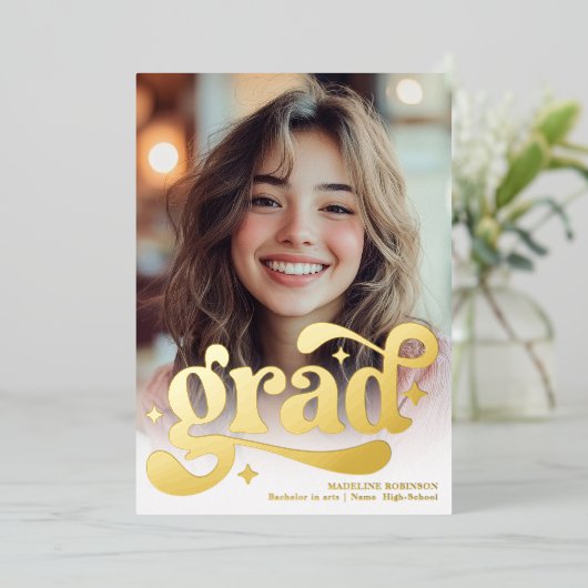 Retro Script goud Wit 4 Foto Afstuderen Folie Uitnodiging (Staand Voorkant)