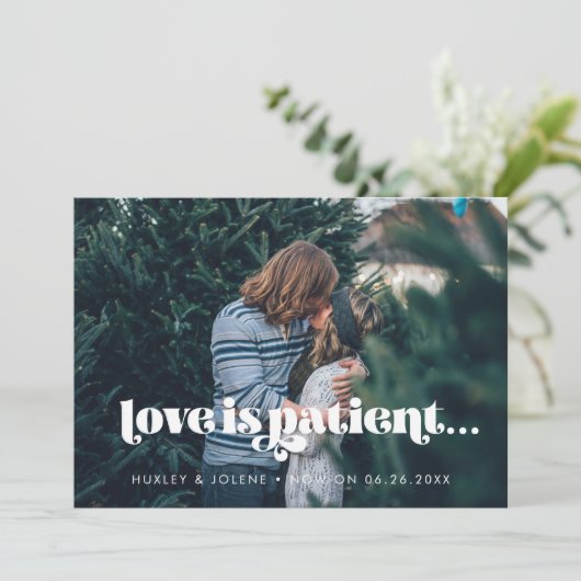 retro script Love is geduldige bruiloft Aankondiging (Staand voorkant)
