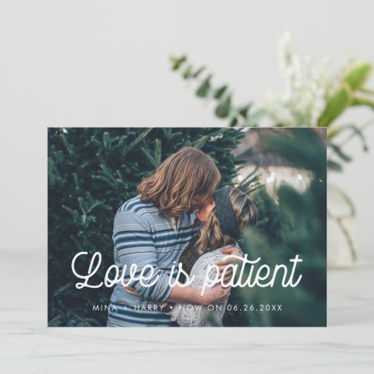 Retro script Love is patient bruiloft update Aankondiging (Staand voorkant)