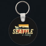 Retro Seattle Washington City Map VS Sleutelhanger<br><div class="desc">De en retro-stijl Seattle Washington-stad koopwaar voor de bewoners van deze stad, WA, inwoner van een trotse stad en woonachtig in deze speciale plaats, genaamd thuisstad. Koel koopwaar met 700 man. Perfect souvenir voor toeristen op vakantie, die in de VS reizen. Geweldig geschenk voor mensen die in de Verenigde Staten...</div>