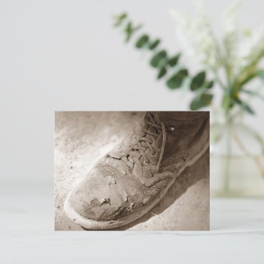 Retro Sepia Worn Work Boot Retirement Invitations Kaart (Staand voorkant)