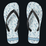 Retro sierlijke pastel bloemen bruiloft bruidsmeis teenslippers<br><div class="desc">Het ontwerp met een bloempatroon in stoffige blauwe kleur en een klassieke trouwwoordtypografie, maakt een gedenkwaardig geschenk voor bruidsmeisjes en voegt een stijlvolle dosis glam toe aan je trouwdag, bachelorette party of een andere viering. ♥ pas het met uw formulering aan door de gebieden van de sjabloon te gebruiken. Als...</div>