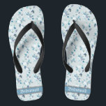 Retro sierlijke pastel bloemen bruiloft bruidsmeis teenslippers<br><div class="desc">Het ontwerp met een bloempatroon in stoffige blauwe kleur en een klassieke trouwwoordtypografie, maakt een gedenkwaardig geschenk voor bruidsmeisjes en voegt een stijlvolle dosis glam toe aan je trouwdag, bachelorette party of een andere viering. ♥ pas het met uw formulering aan door de gebieden van de sjabloon te gebruiken. Als...</div>