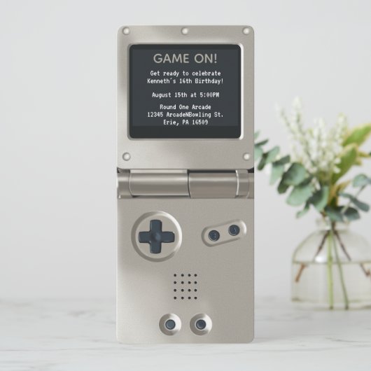 Retro Silver Handheld Gaming Birthday Invitation Kaart (Staand voorkant)