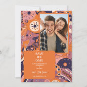 Retro sinaasappel blush roze paarse groovy bruilof save the date (Voorkant)