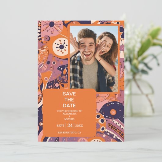 Retro sinaasappel blush roze paarse groovy bruilof save the date (Staand voorkant)