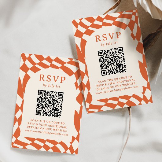 Retro Sinaasappel Checkerboard QR Code Bruiloft RSVP Kaartje