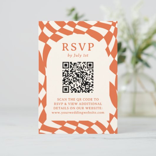 Retro Sinaasappel Checkerboard QR Code Bruiloft RSVP Kaartje (Staand voorkant)