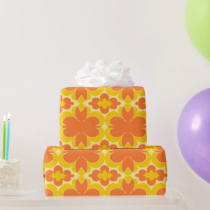 Retro Sinaasappel Floral Design op Mosterdgeel Cadeaupapier