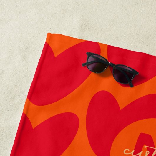 Retro Sinaasappel Groovy Red Hearts Naam Over Mono Strandlaken (In situ)