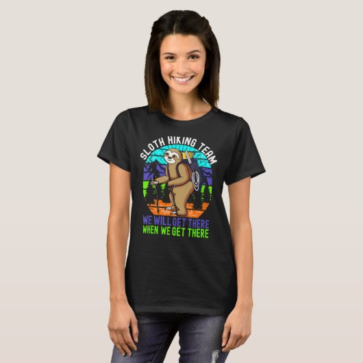Retro Sloth Hiking Team We'll Get There When We Ge T-shirt (Voorkant volledig)