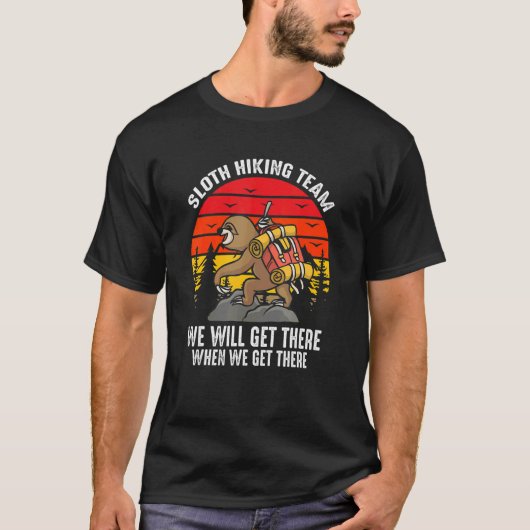 Retro Sloth Hiking Team We'll Get There When We Ge T-shirt (Voorkant)