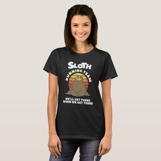 Retro Sloth Running Team We'll Get There When We G T-shirt (Voorkant volledig)
