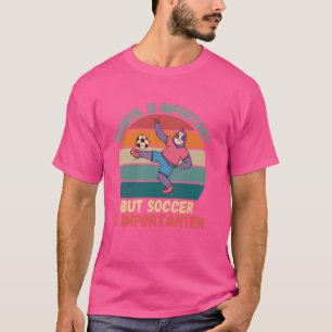 Retro Sloth School is belangrijk voetbal is belang T-shirt