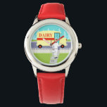 Retro Small Town Milkman Kind Watch Horloge<br><div class="desc">Als je een dorst hebt voor een modern design uit de midden eeuw, dan is dit Retro Small Town Milkman Kind Watch voor je! In de stijl van 1960, minimalistisch kunstontwerp is een toegewijde milkman te zien die zijn ochtendrondes maakt. Het blonde man draagt een melkwitte broek, een shirt en...</div>