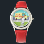 Retro Small Town Milkman Kind Watch Horloge<br><div class="desc">Als je een dorst hebt voor een modern design uit de midden eeuw, dan is dit Retro Small Town Milkman Kind Watch voor je! In de stijl van 1960, minimalistisch kunstontwerp is een toegewijde milkman te zien die zijn ochtendrondes maakt. Het blonde man draagt een melkwitte broek, een shirt en...</div>