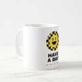 Retro Smiley Checkerboard Koffiemok 'Heb een dag' (Voorkant links)