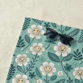 Retro Smiling Daisies Patroon – Groovy 70s Boho Strandlaken (In situ)