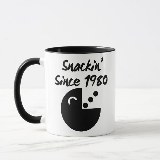Retro Snack Attack: Snackin' Sinds 1980 Pixel Art Mok (Links)