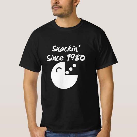 Retro Snack Attack: Snackin' Sinds 1980 Pixel Art T-shirt (Voorkant)
