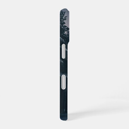 Retro Snowfall in Pine Woods iPhone 16 Hoesje (Rechterkant)