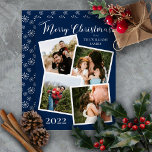 Retro Snowflakes Merry Kerstmis 4 Foto Dk Blue F Folie Feestdagenkaart<br><div class="desc">Een stevig donkerblauw met de zilveren folie tekst "Vrolijk Kerstfeest" met vier omlijsting van foto's die een collage vakantieontwerp hebben. De achterzijde heeft een herhaald patroon van lichte grijze retro kitschy-sneeuwvlokken van veertig stijl op een donkerblauwe achtergrond. Voeg gewoon uw familienaam en het jaar samen met uw foto's toe om...</div>