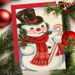 Retro  Snowman in Tophat Custom Kerstmis Feestdagenkaart<br><div class="desc">Deze schattige vintage kerstkaart uit het midden van de eeuw is voorzien van een sneeuwpop met een rode sjaal en een zwarte hoed, terwijl hij een takje maretak in de ene hand en een snoepriet in de andere hand vasthoudt. Personaliseer door het bericht op de achterkant aan te passen en/of...</div>