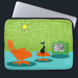 Retro Space Age Kat-laptophoes Laptop Sleeve<br><div class="desc">Er wordt gezegd dat honden eigenaars hebben en dat katten personeel hebben. De katalysator van deze Retro Space Age-laptophoes kon het niet meer eens zijn! Het stijlvolle, minimalistische kunstontwerp uit de jaren zestig kenmerkt een strakke, zwarte kat in een moderne woonkamer uit de midden eeuw. De verfijnde kamer is opvallend...</div>