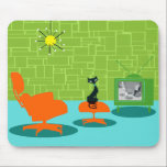 Retro Space Age Kat Mousepad Muismat<br><div class="desc">Er wordt gezegd dat honden eigenaars hebben en dat katten personeel hebben. De crimineel op dit Retro Space Age Kat Mousepad kon het niet meer eens zijn! Het stijlvolle, minimalistische kunstontwerp uit de jaren zestig kenmerkt een strakke, zwarte kat in een moderne woonkamer uit de midden eeuw. De verfijnde kamer...</div>