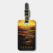Retro Space Poster - Titan, de grootste maan van S Bagagelabel (Voorkant verticaal)