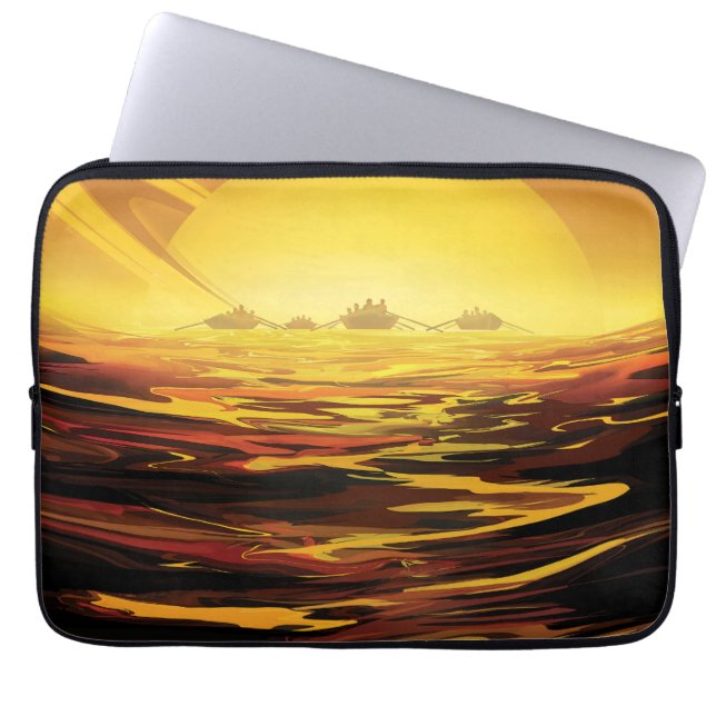 Retro Space Poster - Titan, de grootste maan van S Laptop Sleeve (Voorkant)