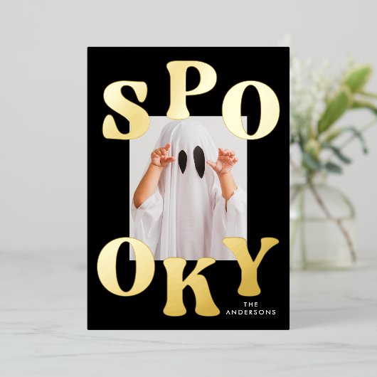 Retro Spooky Typografie Foto Halloween Folie Feestdagenkaart (Staand Voorkant)