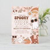 Retro Spooky vibe Halloween Verjaardag Uitnodiging (Staand voorkant)