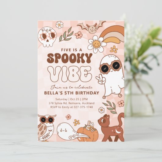 Retro Spooky vibe Halloween Verjaardag Uitnodiging (Staand voorkant)