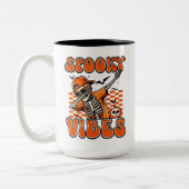 Retro Spooky Vibes Dabbing Skeleton Halloween Tweekleurige Koffiemok (Links)