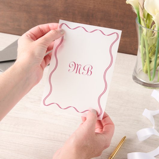Retro Squiggly Roze Randen Monogrammed Wedding Vellum Uitnodigingen (Draagbaar)