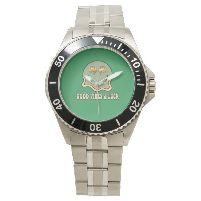 Retro St. Patrick's Day Good Vibes & Luck Smiley  Horloge (Voorkant)