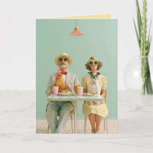 Retro stel dat dineert met kip en hond kaart
